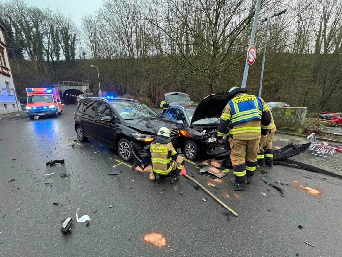 Schock unterm Böller: Drei Verletzte bei Unfall auf der Wetterstraße!