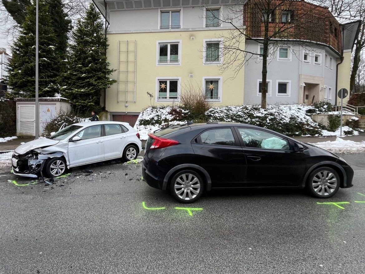 Schockierender Unfall in Bielefeld: Autofahrerin gerät in Gegenverkehr!