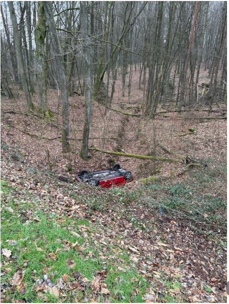 Schockmoment auf der B48: Pkw-Fahrerin bleibt nach Unfall auf dem Dach!