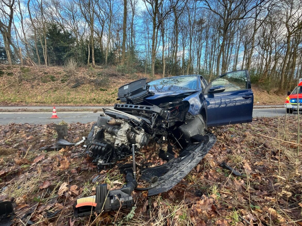 Schrecklicher Unfall in Marienheide: Autofahrer prallt gegen Baum!