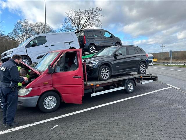 Schrottreifer Fahrzeugtransporter auf der A3: Weiterfahrt gestoppt!