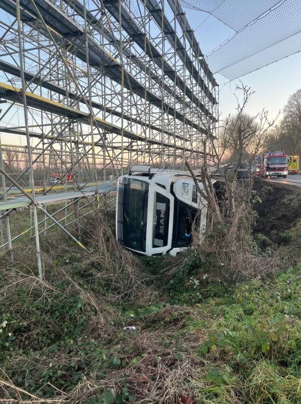 Schwerer LKW-Unfall in Neuss: B 477 bis Sonntag gesperrt!