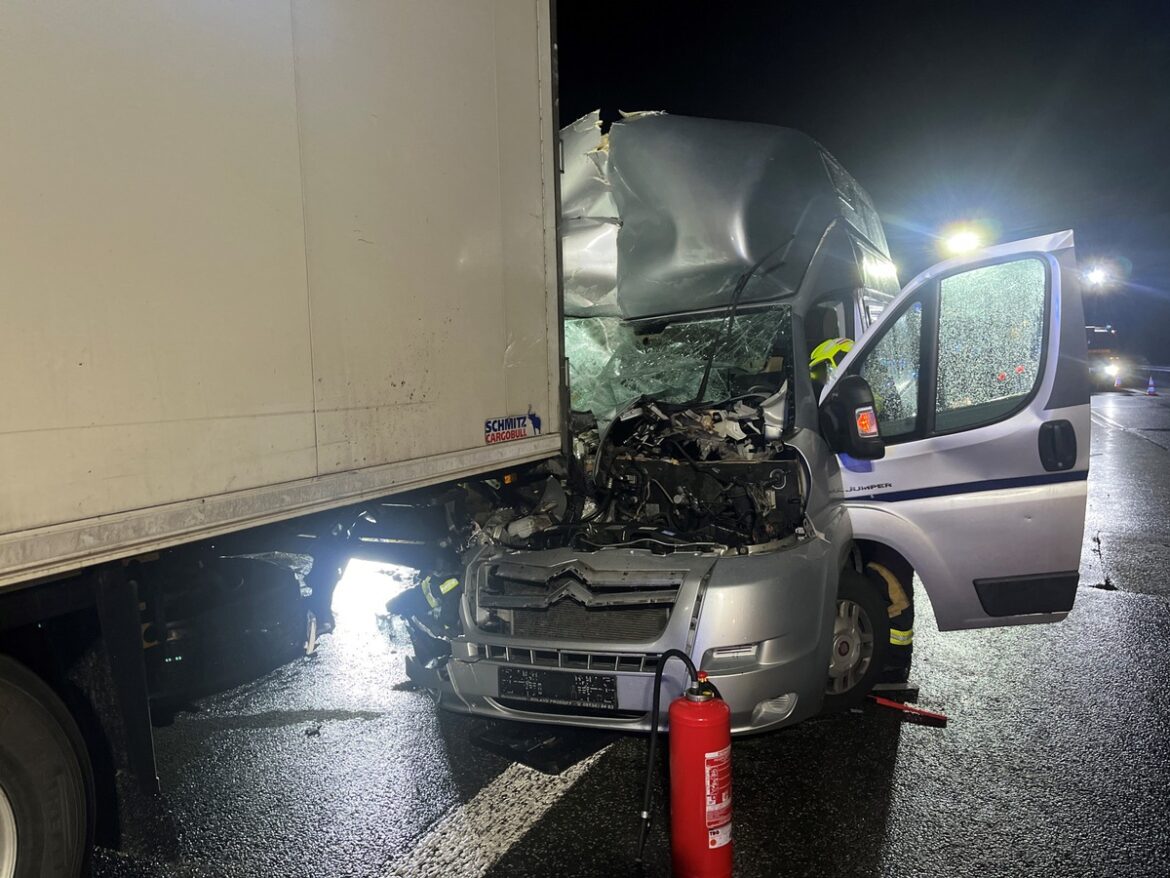 Schwerer Unfall auf A4: Wohnmobil kracht unter Sattelzug in Wandersleben