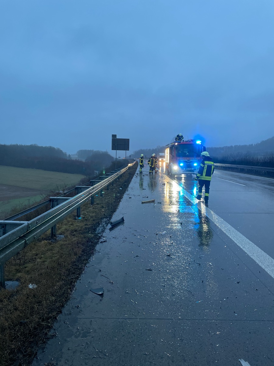 Schwerer Unfall auf A71: 87-Jähriger verletzt, Fahrstreifen gesperrt!