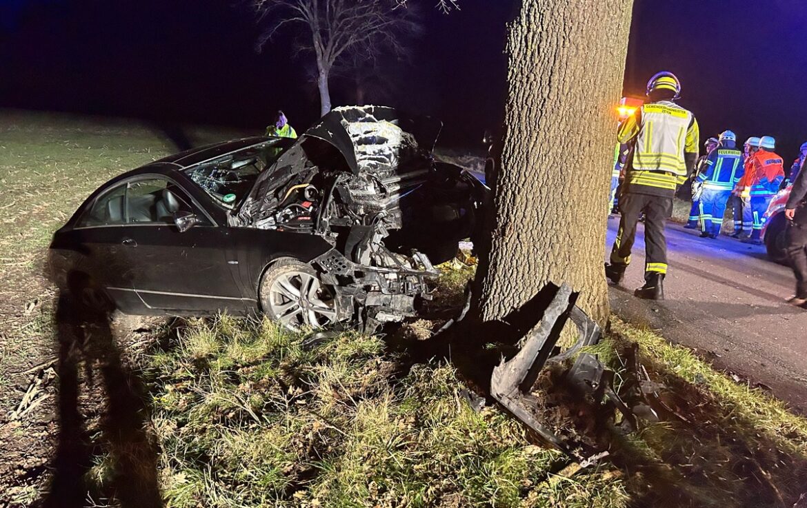 Schwerer Unfall bei Badenstedt: Mercedes prallt gegen Baum und Fahrer verletzt!