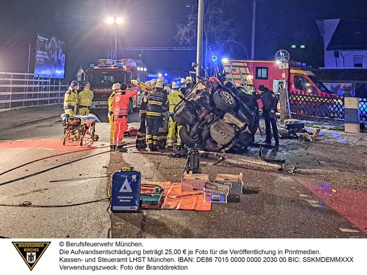 Schwerer Unfall in München: BMW wickelt sich um Ampelmast!