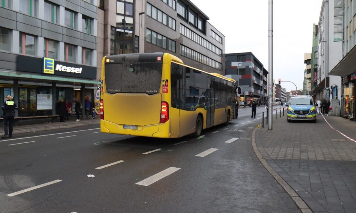 Schwerer Unfall in Oberhausen: Fußgänger von Linienbus erfasst!