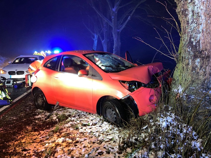 Schwerer Unfall in Reichshof: Auto prallt bei Schnee gegen Baum!