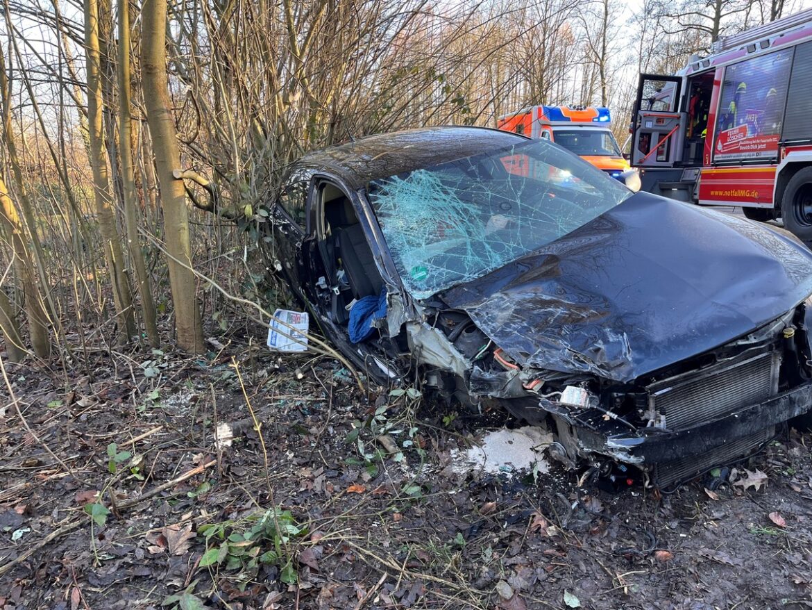 Schwerer Verkehrsunfall: Acht Verletzte auf Korschenbroicher Straße!