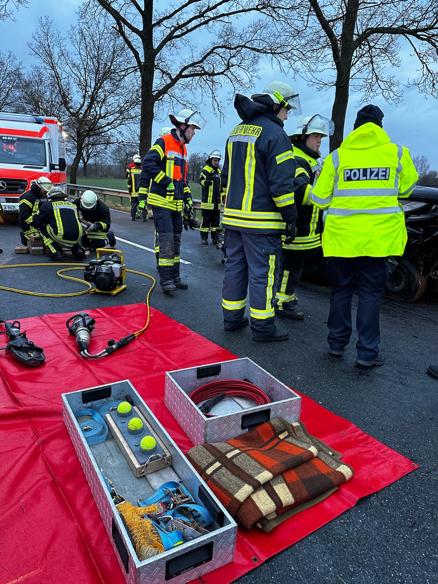 Schwerer Verkehrsunfall: Feuerwehr rettet eingeschlossene Person!