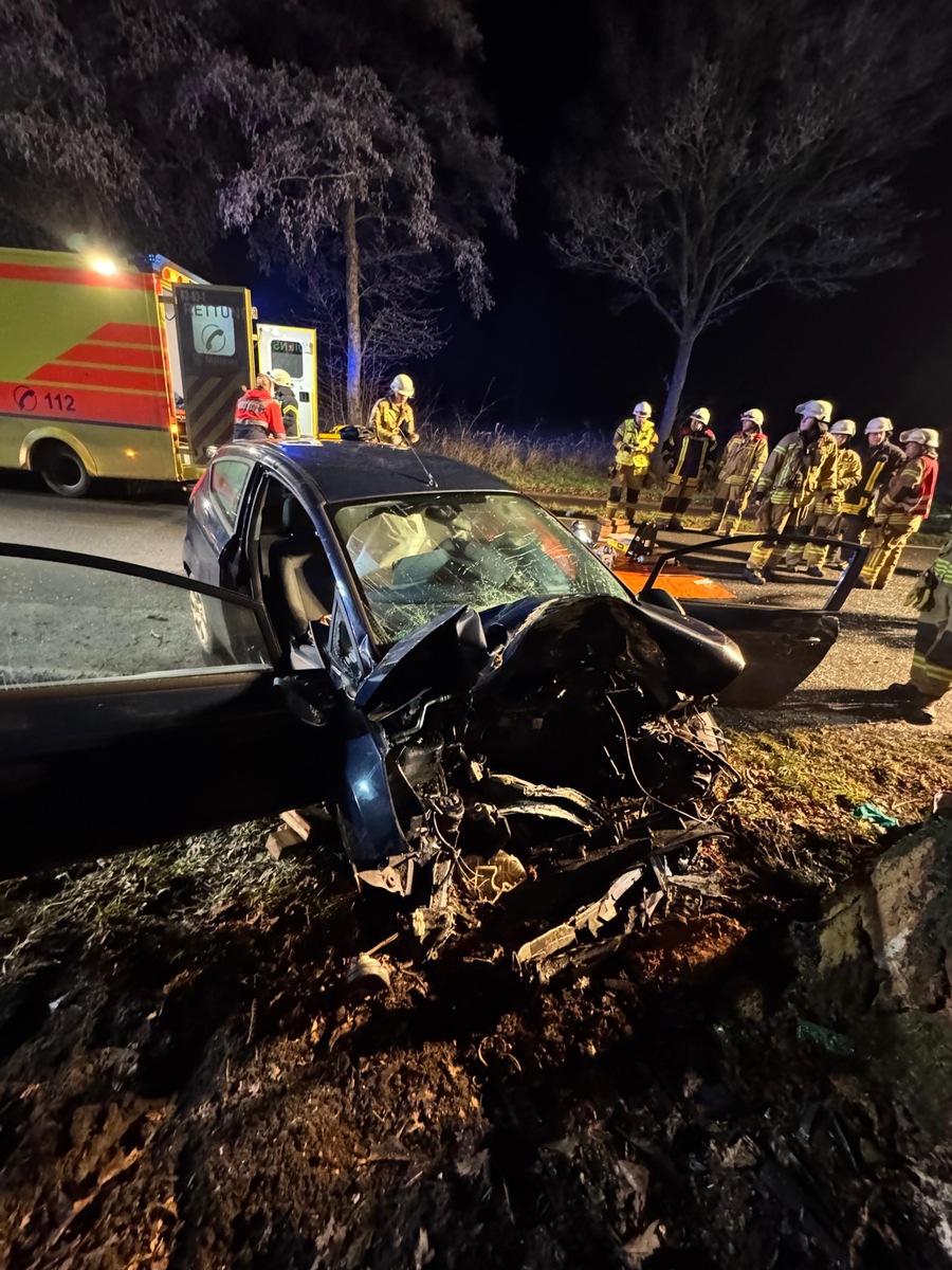 Schwerer Verkehrsunfall auf der Garreler Straße: Fahrerin eingeklemmt!