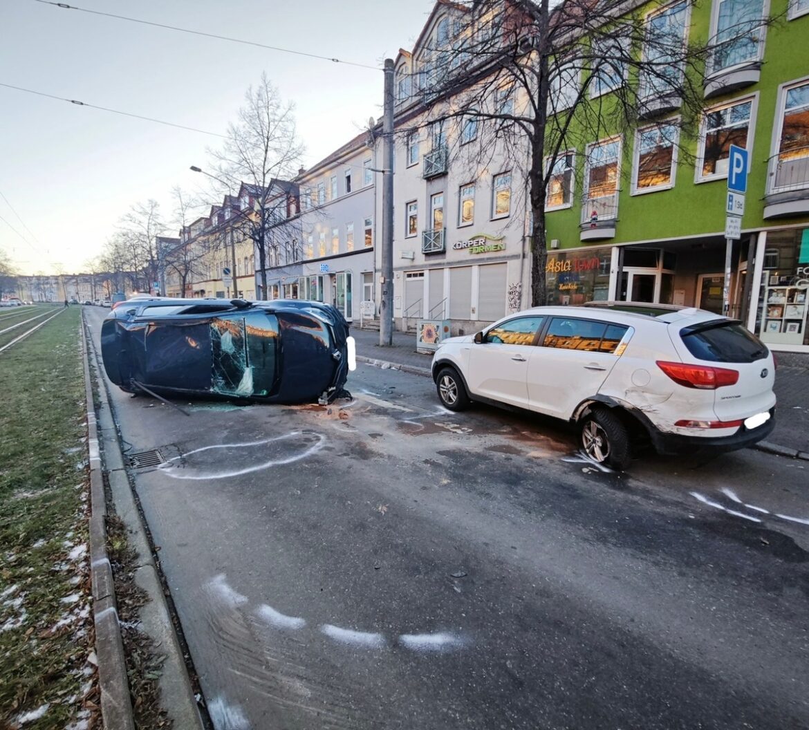 Schwerer Verkehrsunfall in Erfurt: 70-Jähriger überschlägt sich mit Renault!