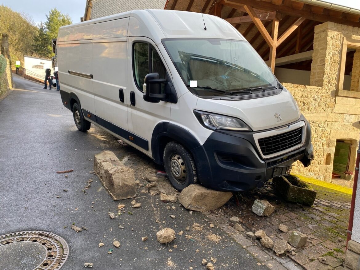 Selbstfahrender Transporter: Paketauslieferer sorgt für Chaos!