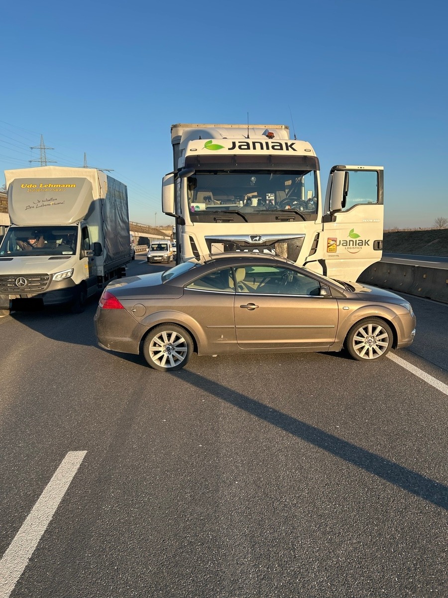 Sensationsunfall auf B10: Pkw gegen Lkw – Fahrbahn halbseitig gesperrt!