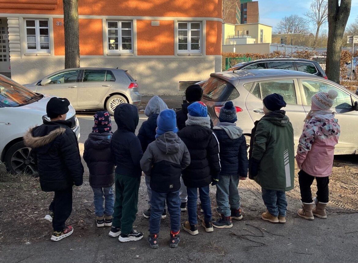 Sichere Straßen für Schulkinder: Polizei klärt Erstklässler auf!