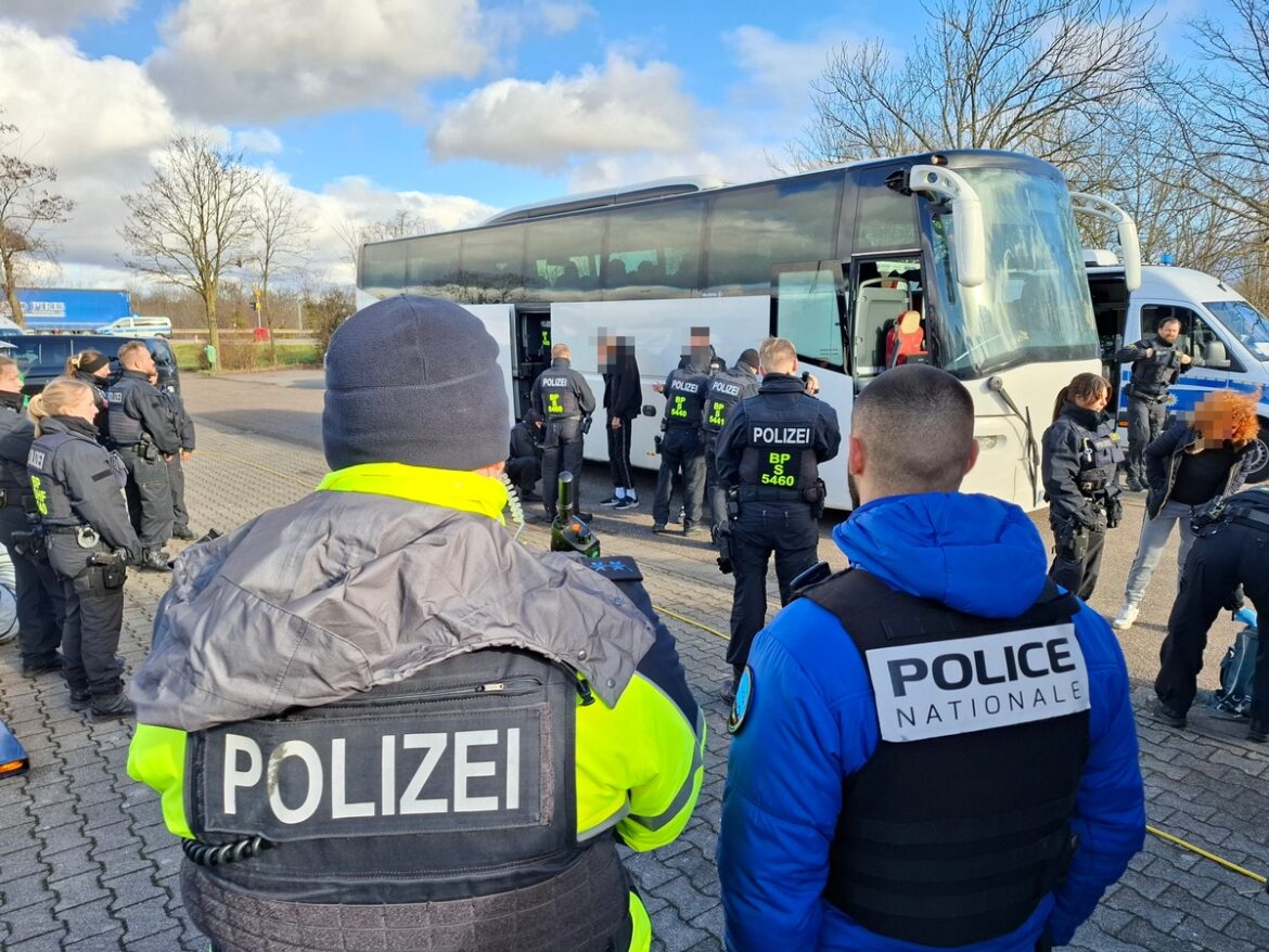 Sicherheitskontrollen am Grenzübergang: Chaos vor dem Champions-League-Spiel!