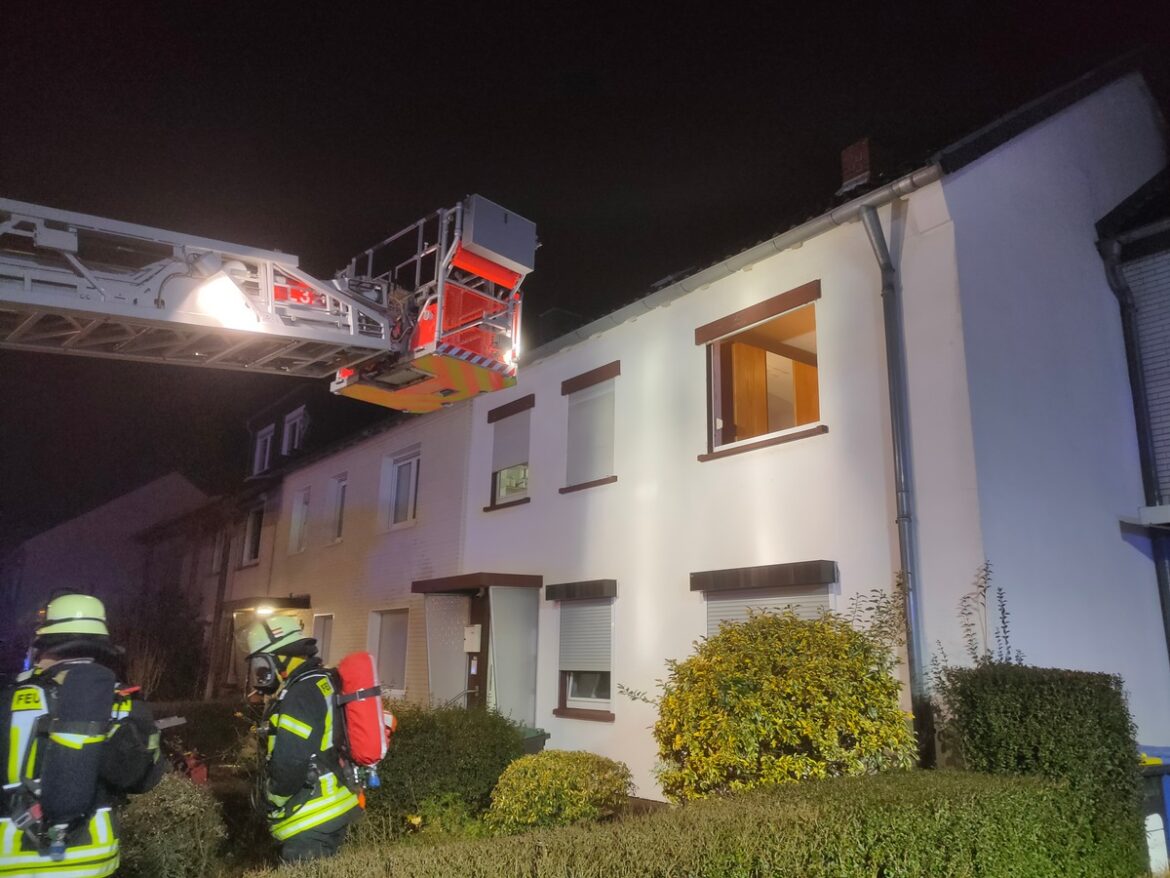 Spektakuläre Nachbarschaftshilfe: Mutter und Kind aus brennendem Haus gerettet!