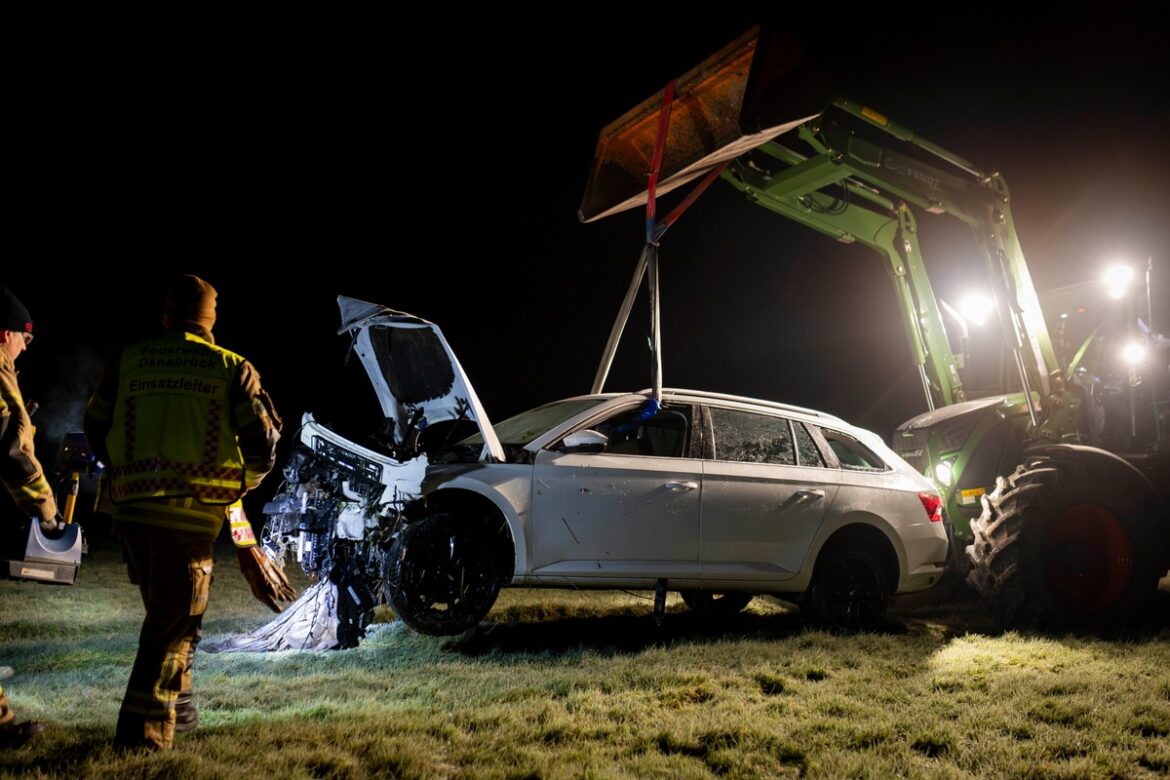 Spektakulärer Unfall: Skoda rast durch Mauer und landet im Bach!