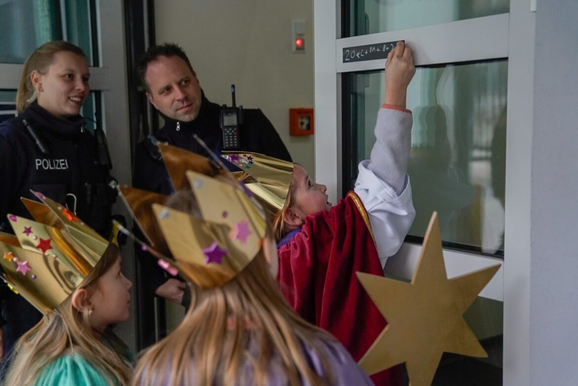 Sternsinger bringen Segen zur Polizei in Idar-Oberstein!