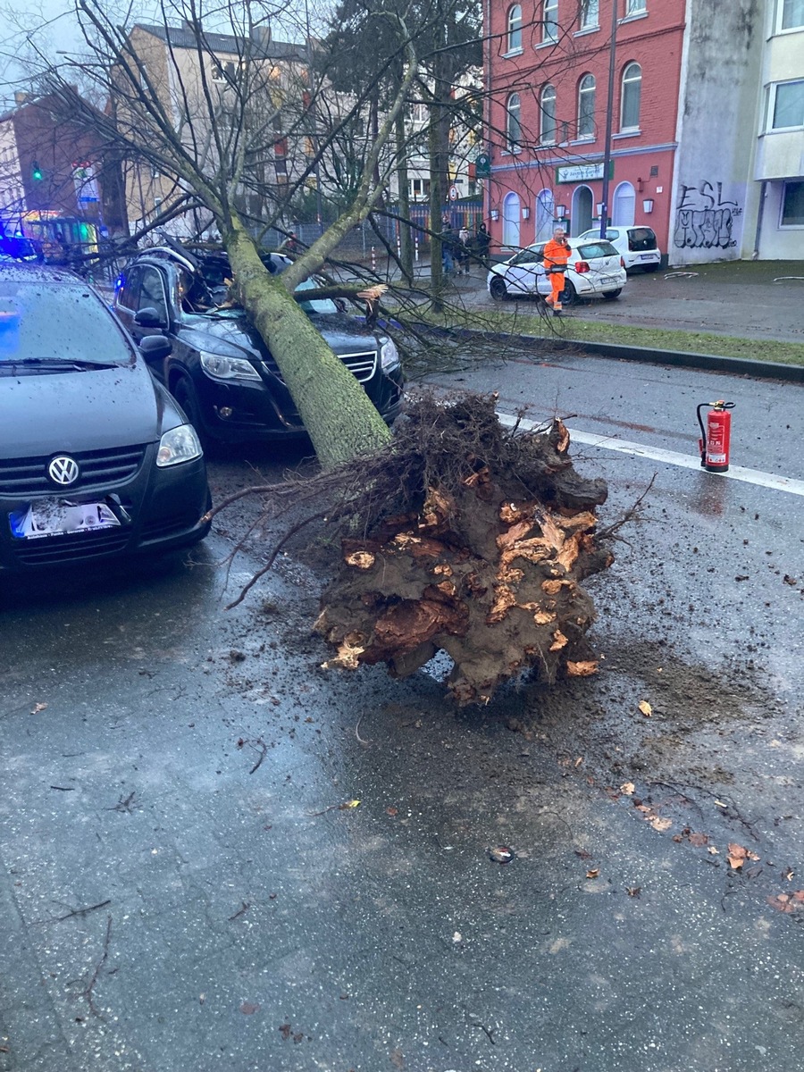 Sturm  Bernd  wütet in Aachen: Dutzende Einsätze und Verletzte!