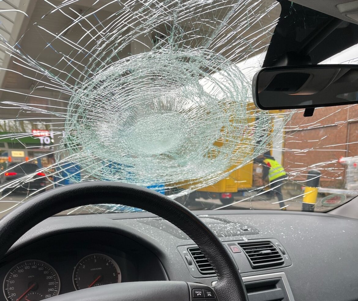 Sturm beschädigt Auto: 71-Jähriger gefährdet Verkehr in Bielefeld!