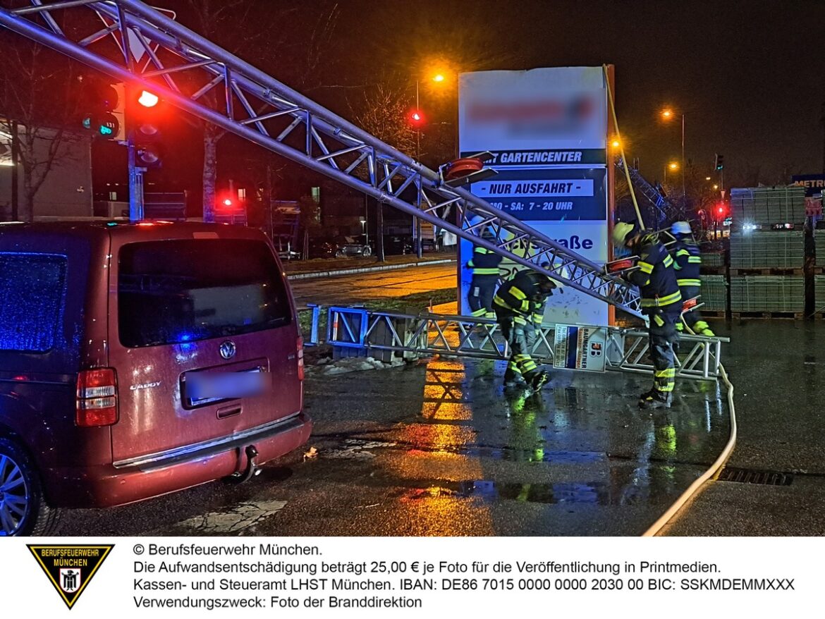 Sturm in München: Feuerwehr rettet Autofahrer aus brenzliger Lage!