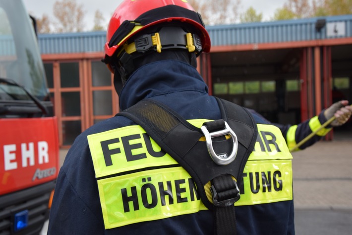 Sturmchaos in Oberhausen: Feuerwehr kämpft gegen umgestürzte Bäume