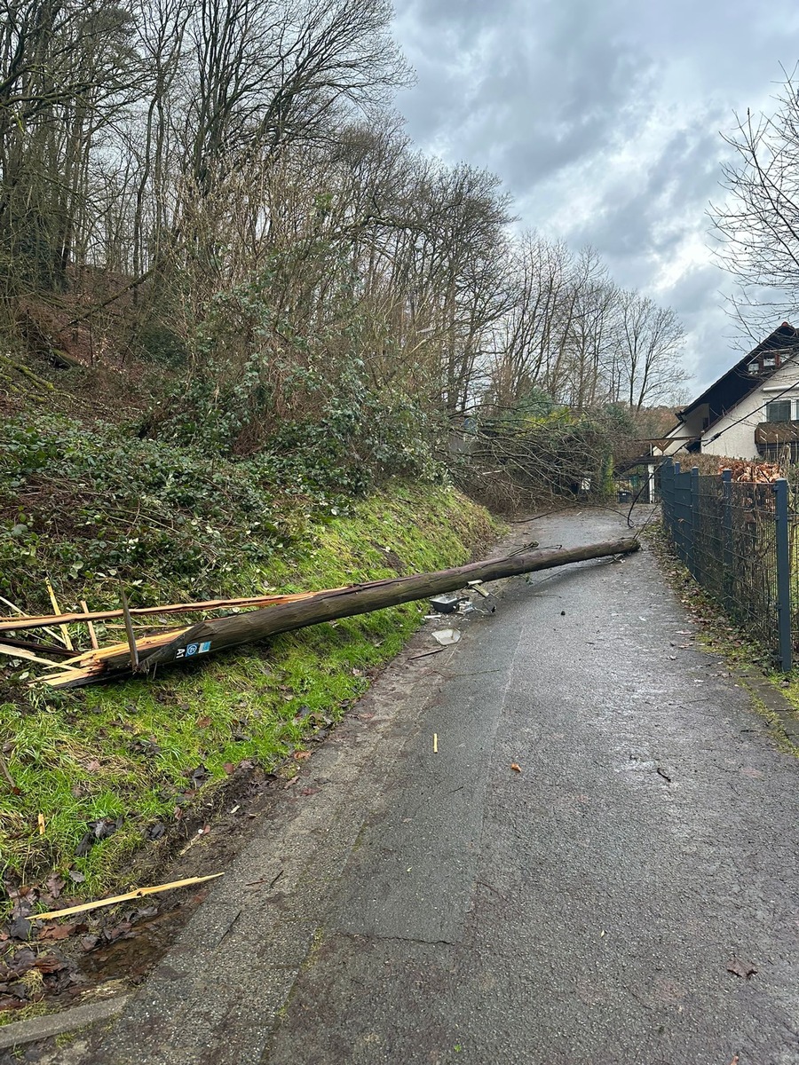 Sturmchaos in Wetter: Bäume und Strommasten blockieren Straßen!