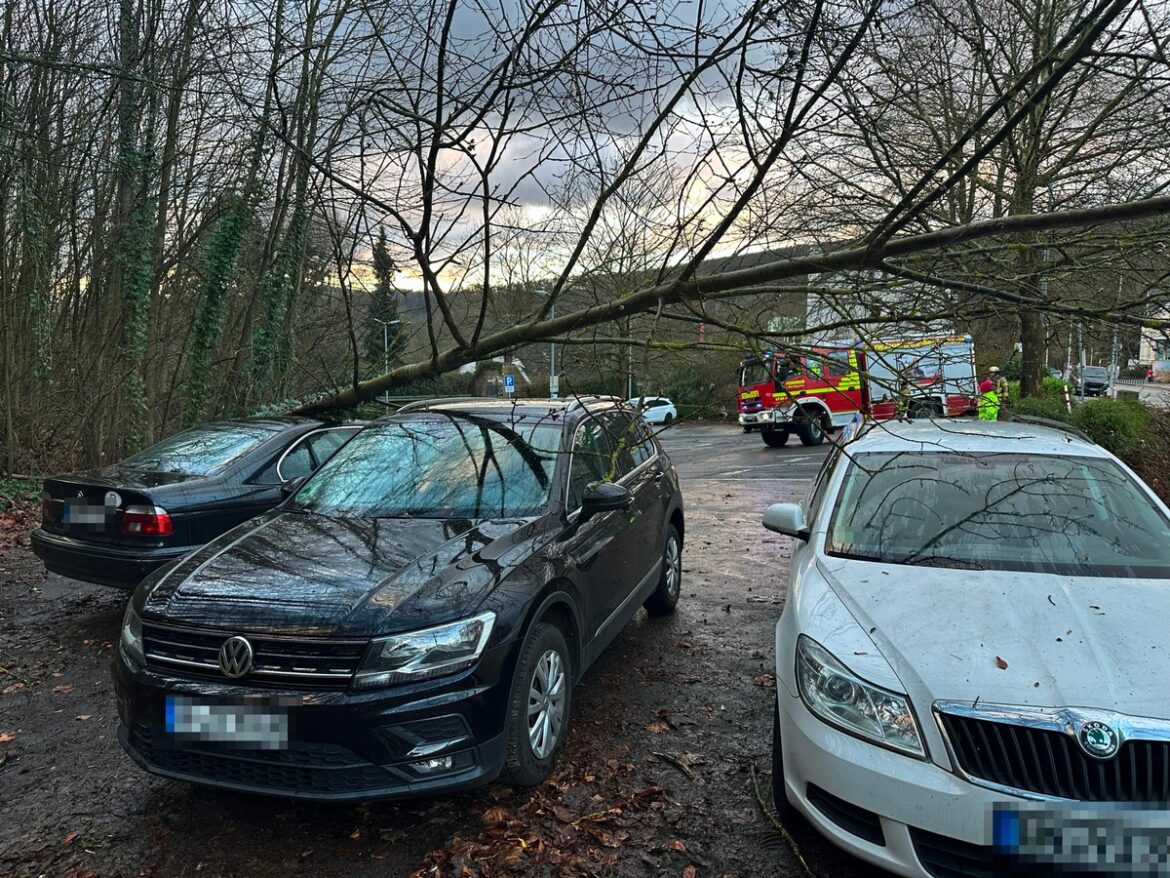 Sturmschäden und Ölspur: Feuerwehr Herdecke im Dauereinsatz!