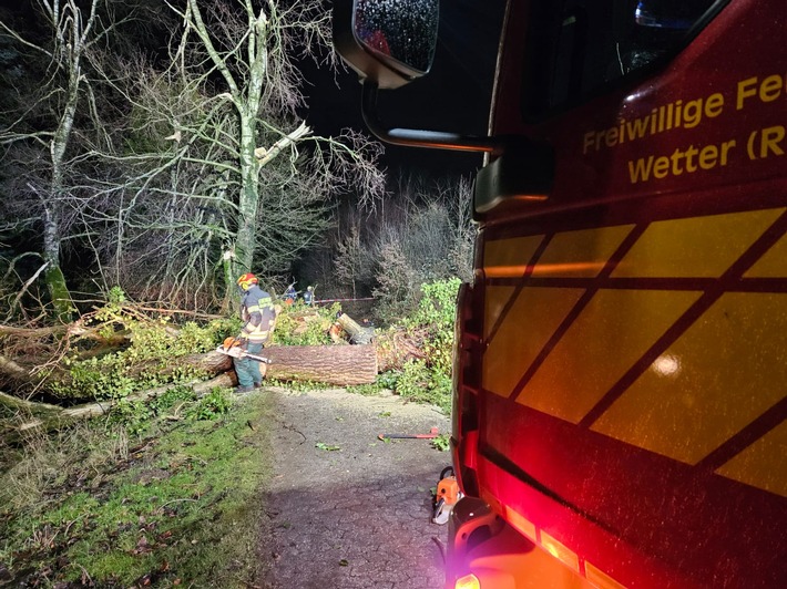 Sturmtief  Bernd  zwingt Feuerwehr Wetter zu sieben Einsätzen