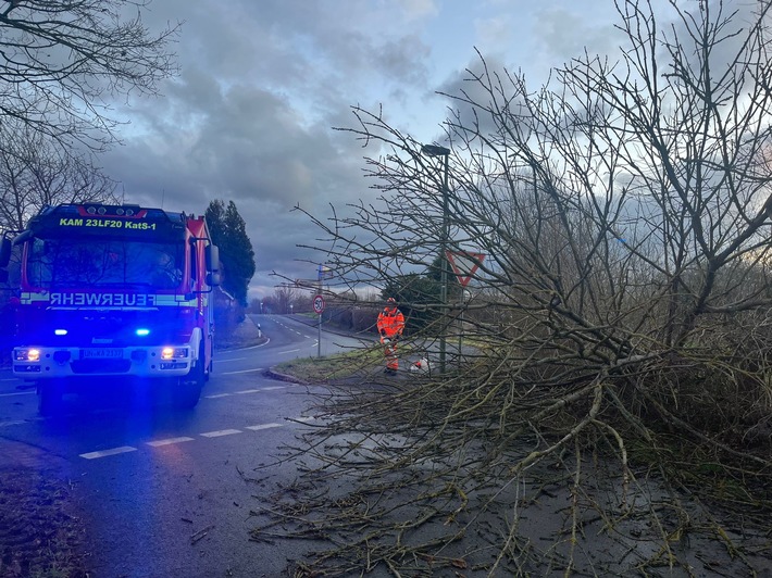 Sturmtief wütet in Kamen – Feuerwehr im Dauereinsatz!