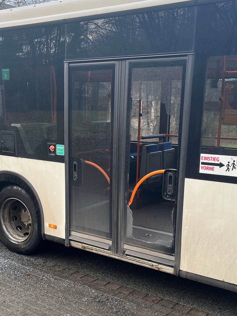 Täter schlägt auf Bus ein: Verletzter Fahrgast nach Angriff!