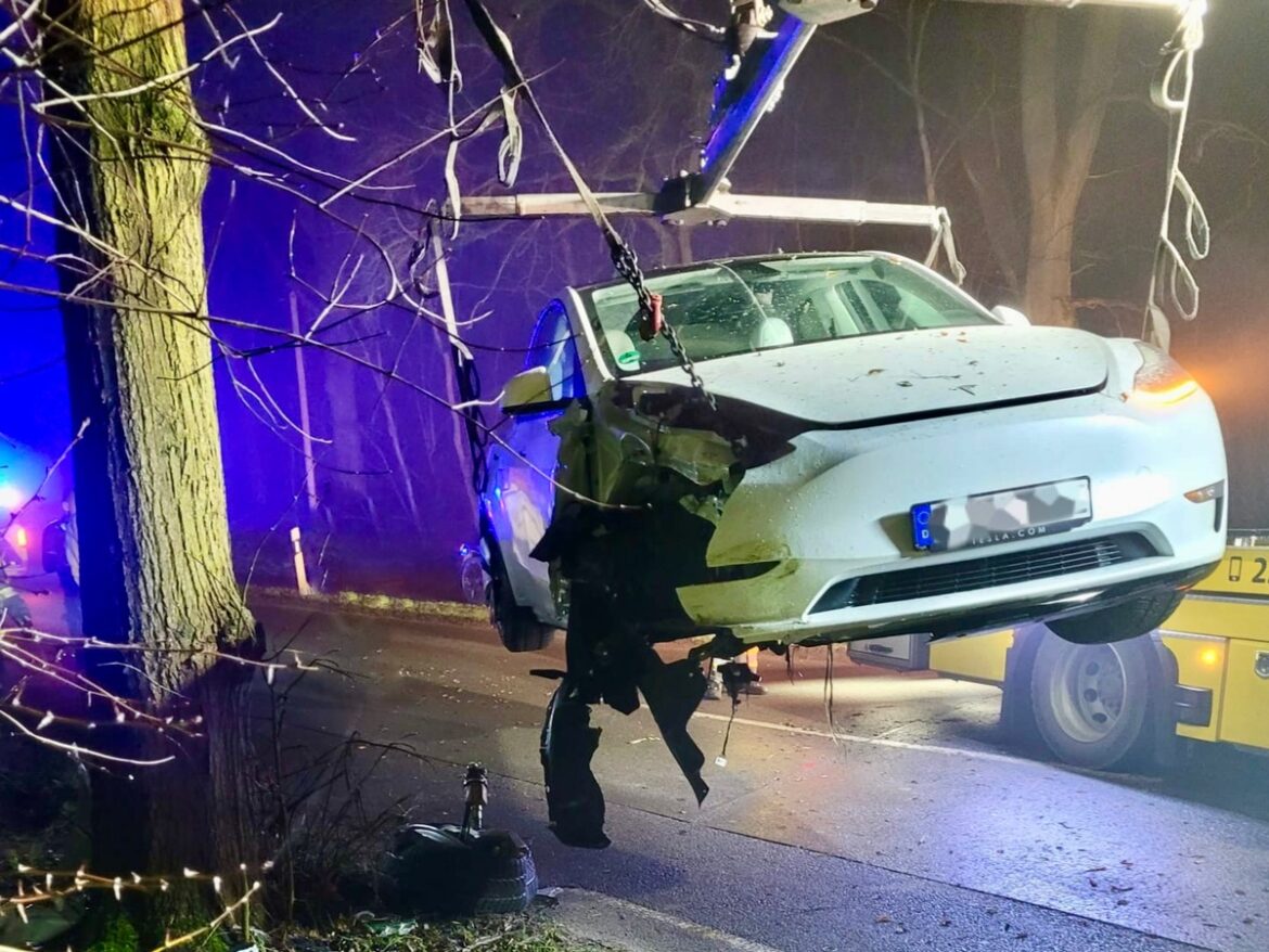 Tesla kracht gegen Baum in Hünxe – Feuerwehr im Einsatz!