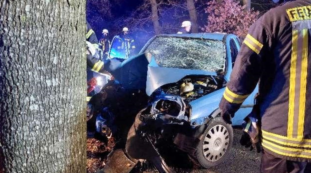 Tödlicher Crash auf der B143: Auto prallt gegen Baum in Sellstedt