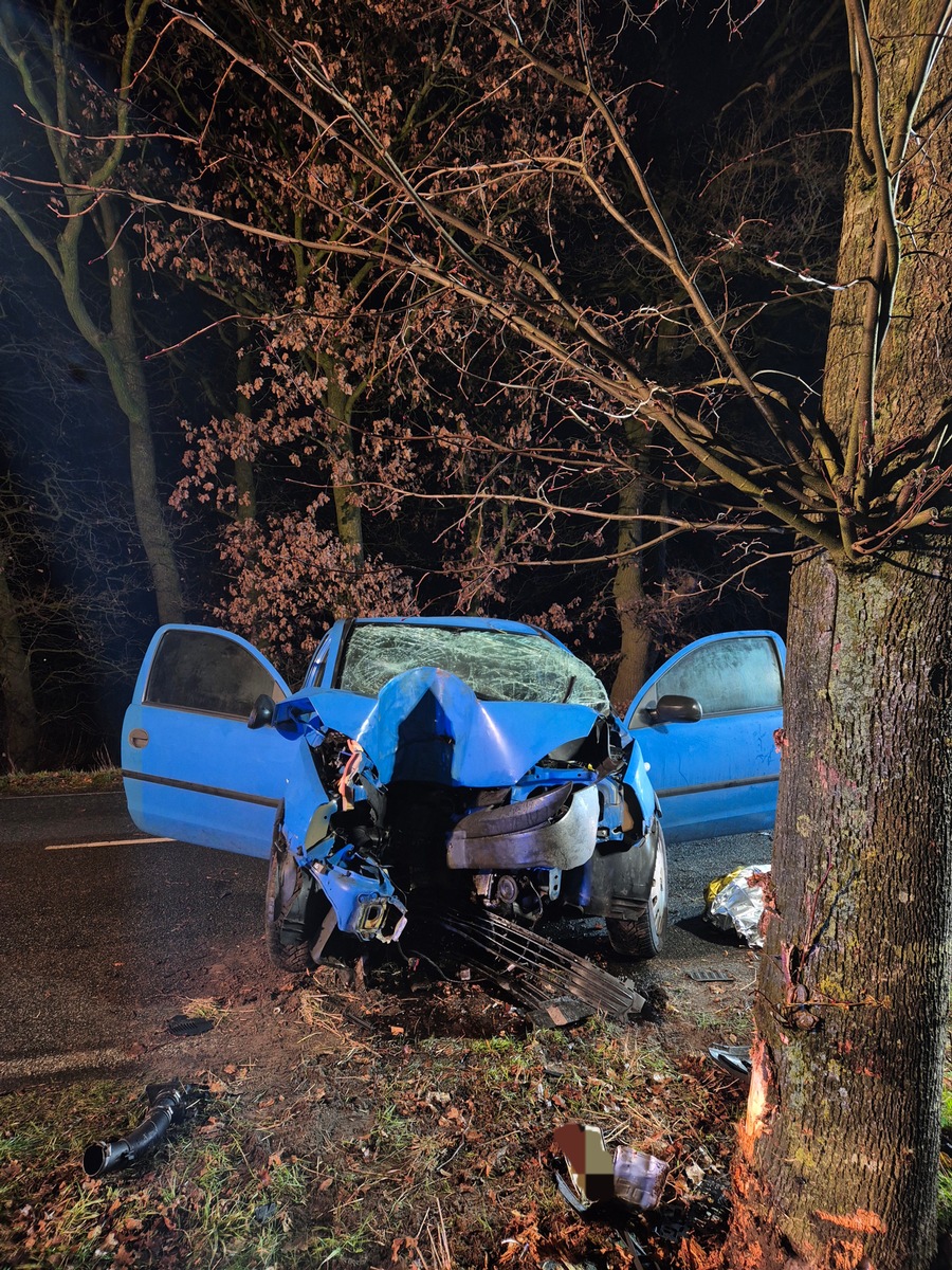 Tödlicher Unfall bei Schiffdorf: 35-Jährige prallt mit Auto gegen Baum