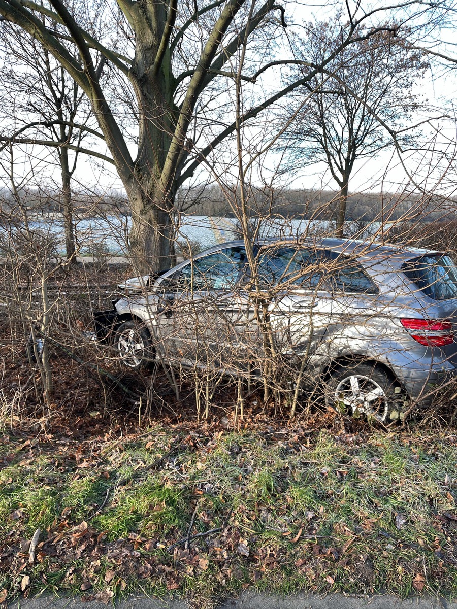 Tödlicher Unfall in Troisdorf: 86-Jähriger rast gegen Baum!