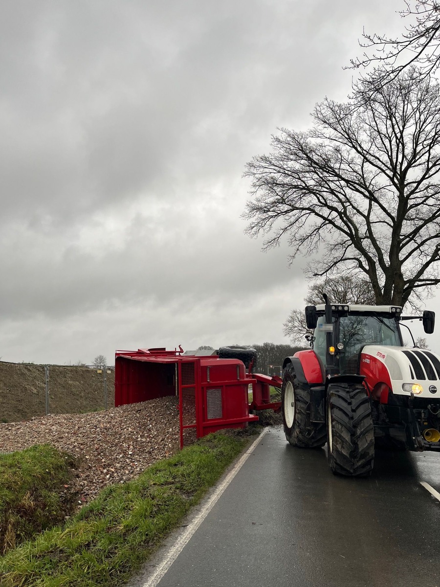 Traktor-Anhänger kippt um: Lkw-Fahrer nach Unfall geflohen!