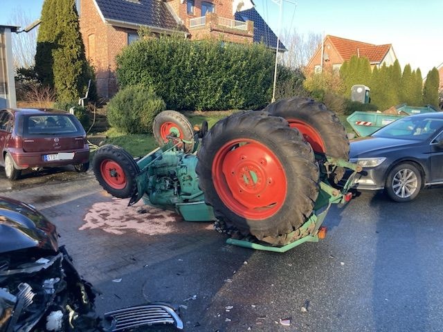 Traktor umgekippt: Fahrer verletzt, brennendes Auto in Sauensiek!