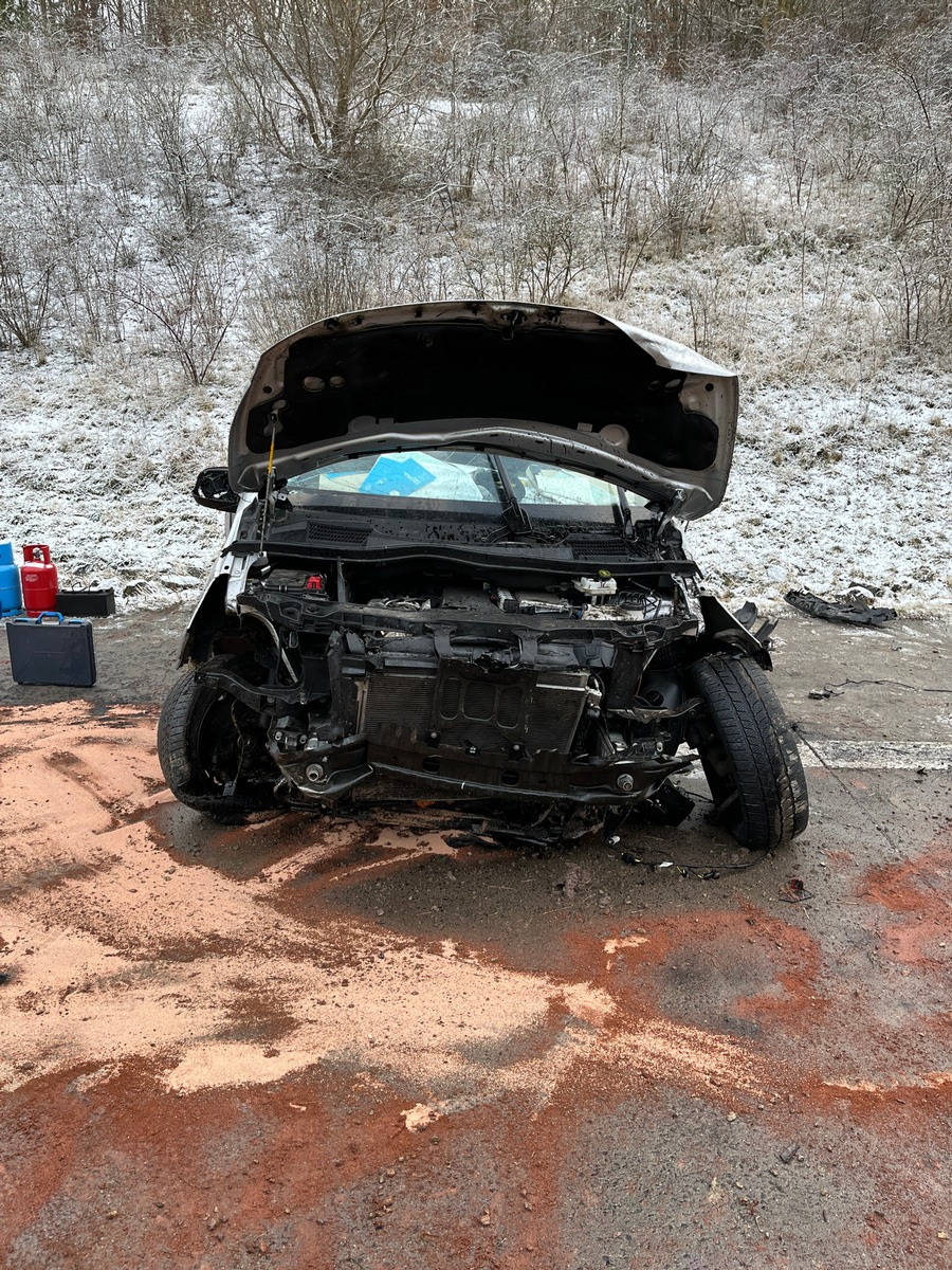 Transporter überschlägt sich auf A71: Fahrer schwer verletzt!