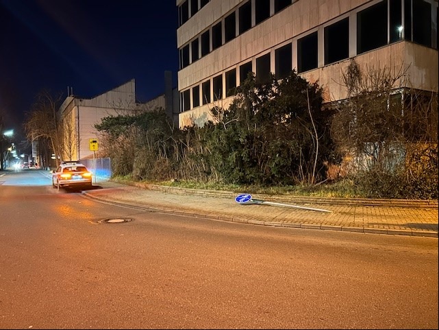 Unbekannte beschädigen Verkehrsschild in Frankenthal – Zeugen gesucht!