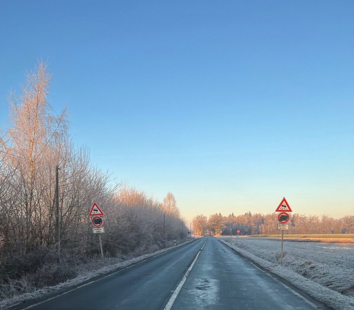 Unbekannte besprühen Verkehrszeichen: Polizei bittet um Hinweise!