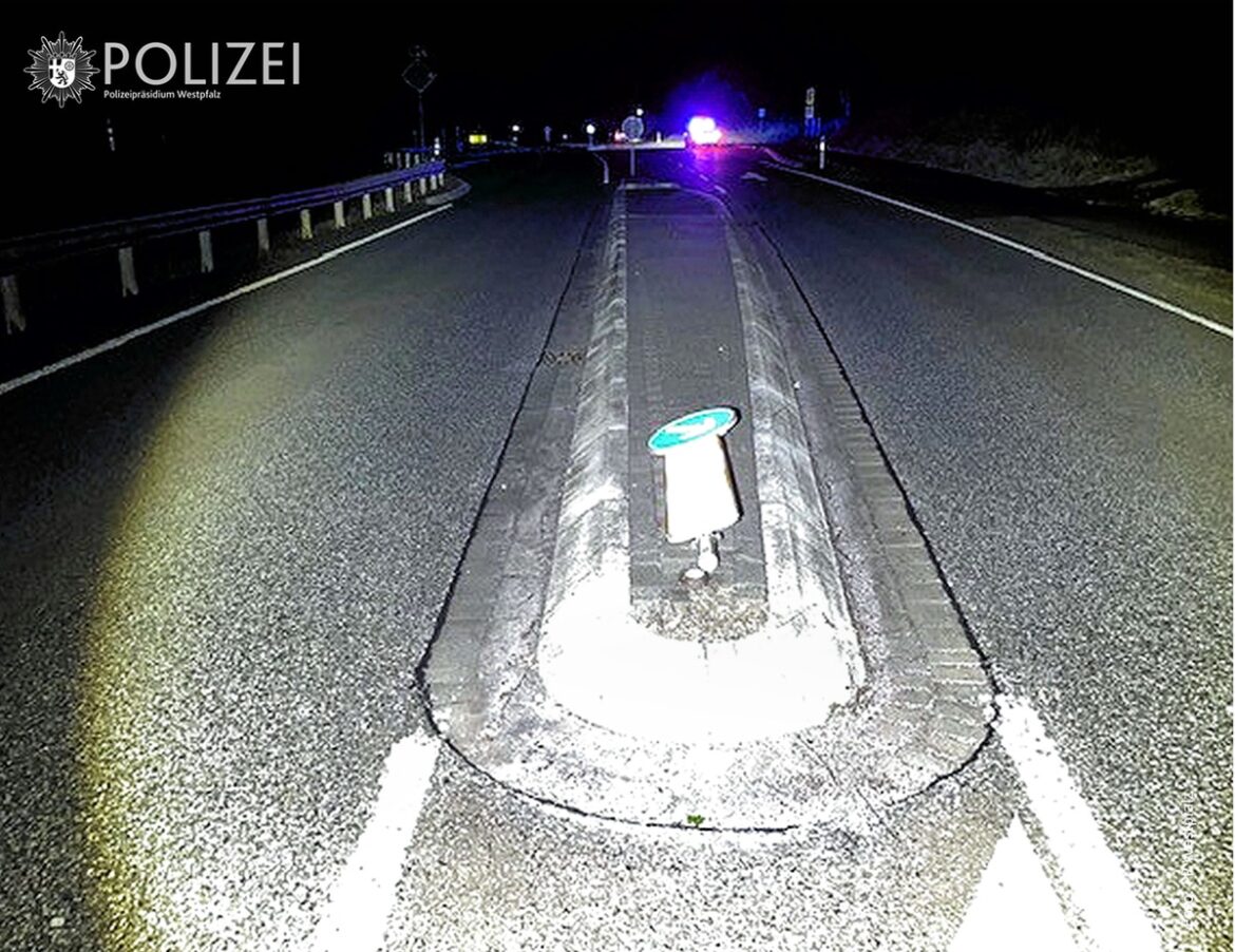 Unbekannter Autofahrer überfährt Verkehrsinsel und haut ab!