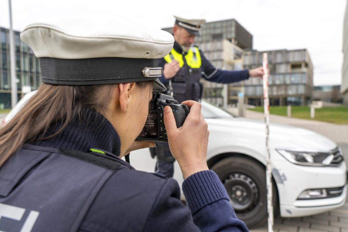 Unbekannter rammt BMW in Hilden: Polizei sucht Zeugen!