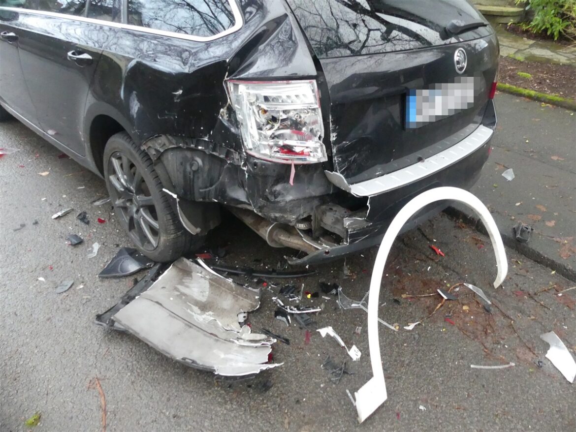 Unfall in Gummersbach: 76-Jähriger rammt fünf geparkte Autos!