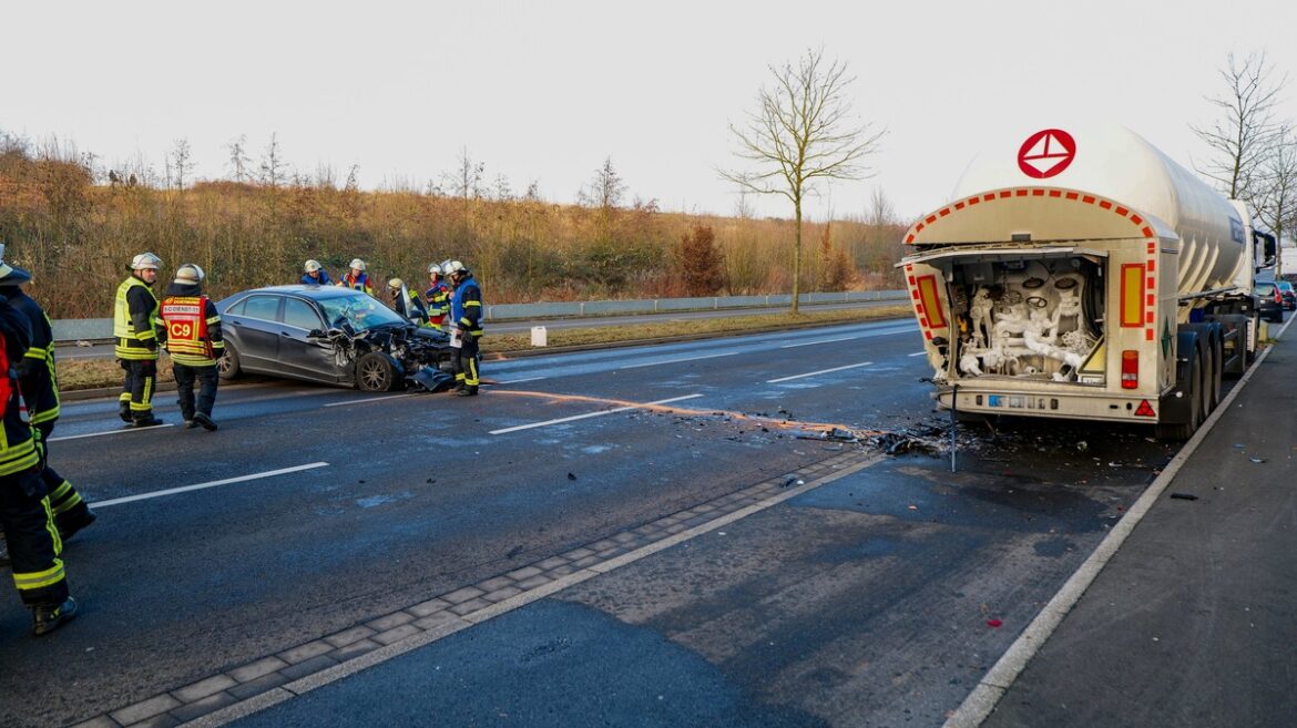 Verkehrschaos auf Gneisenauallee: PKW krachte in Tanklastzug!