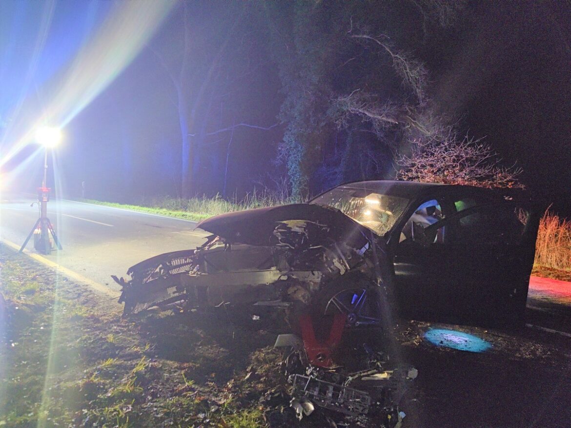 Verkehrschaos in Beverstedt: PKW prallt gegen Baum – Fahrer verletzt!