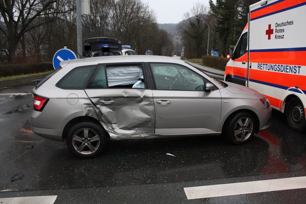 Verkehrschaos in Kahla: 79-Jähriger verursacht Unfall mit Verletzten!