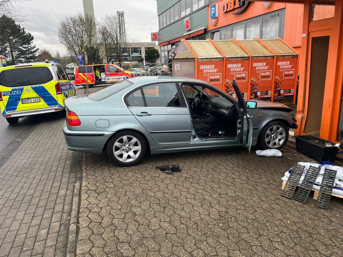 Verkehrsunfall in Ratingen: PKW prallt gegen Geschäftshaus!