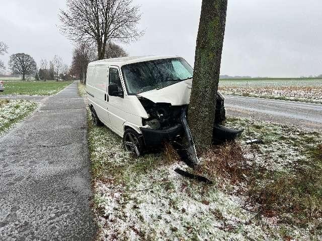 Verkehrsunfall in Warpe: 20-Jähriger rammt Baum und verletzt sich leicht