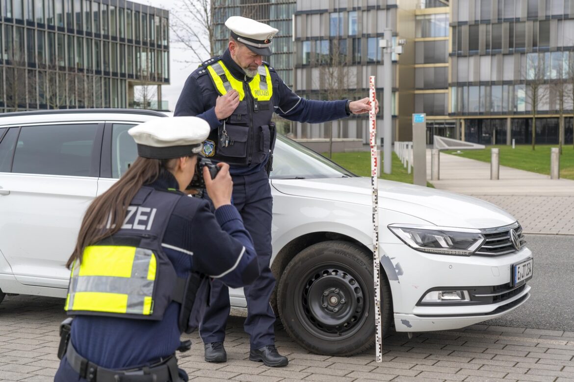 Verkehrsunfallflucht in Haan: Unbekannter Fahrer entkommt!